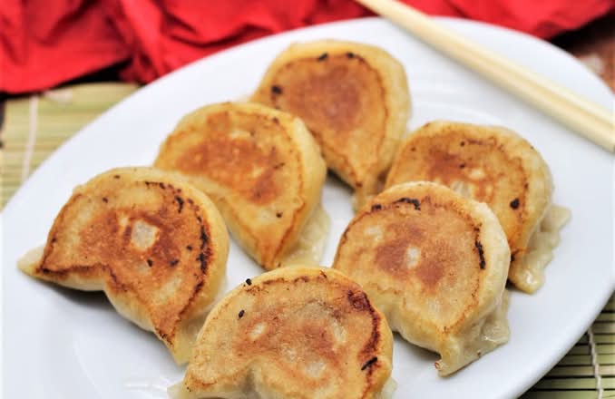 A3. Fried Dumplings A3. 锅贴（6）